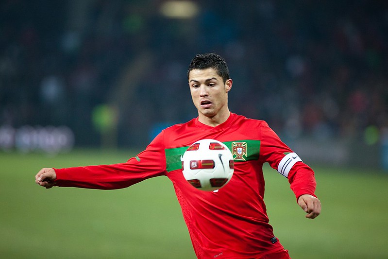 Cristiano Ronaldo sparker en fotball midt i et spill.