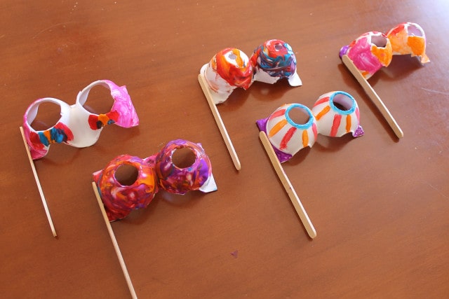 Easy to make frog eye glasses.