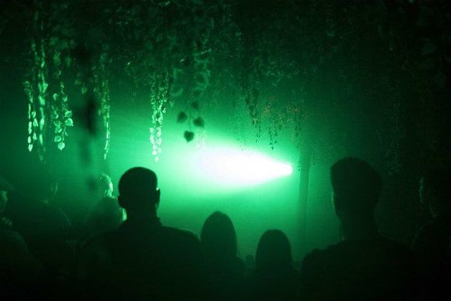 The audience see a green light from the Martian spaceships.
