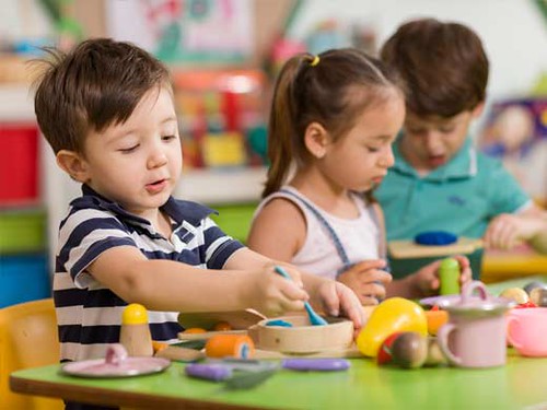 kids playing with fake food at a pop up entertainment service