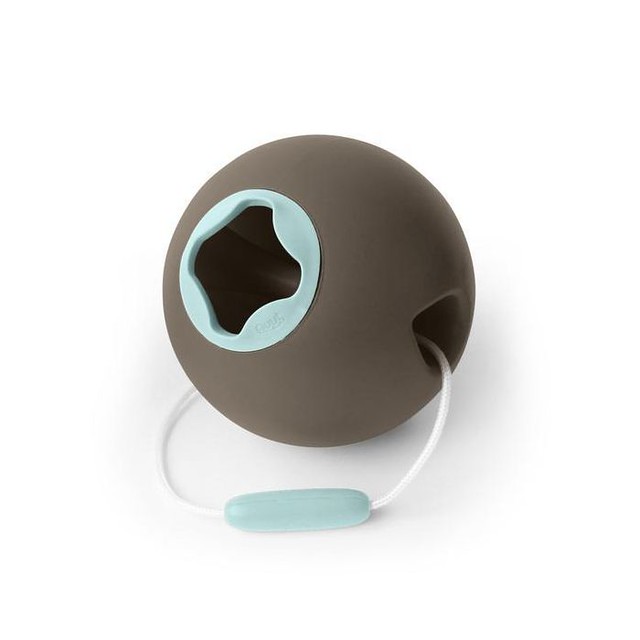 A Quut Ballo Beach Bucket.