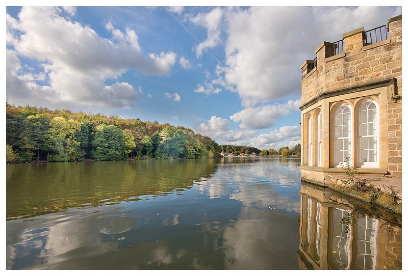 Beautiful view over Newmillerdam's lake, with a forest of trees on the other side.
