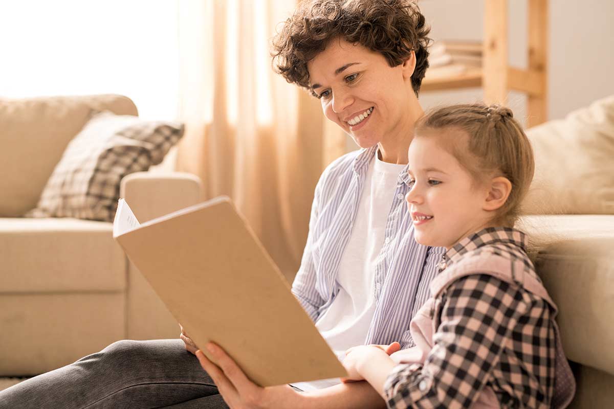 Mum and daughter sat reading WW2 poetry together.