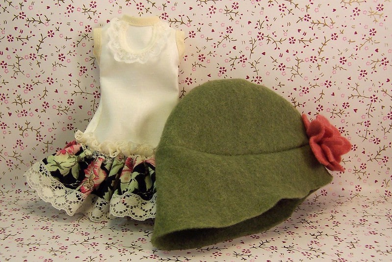 A pair of hair bonnet for girls and an adorable dress, inspired from 1920s fashion.