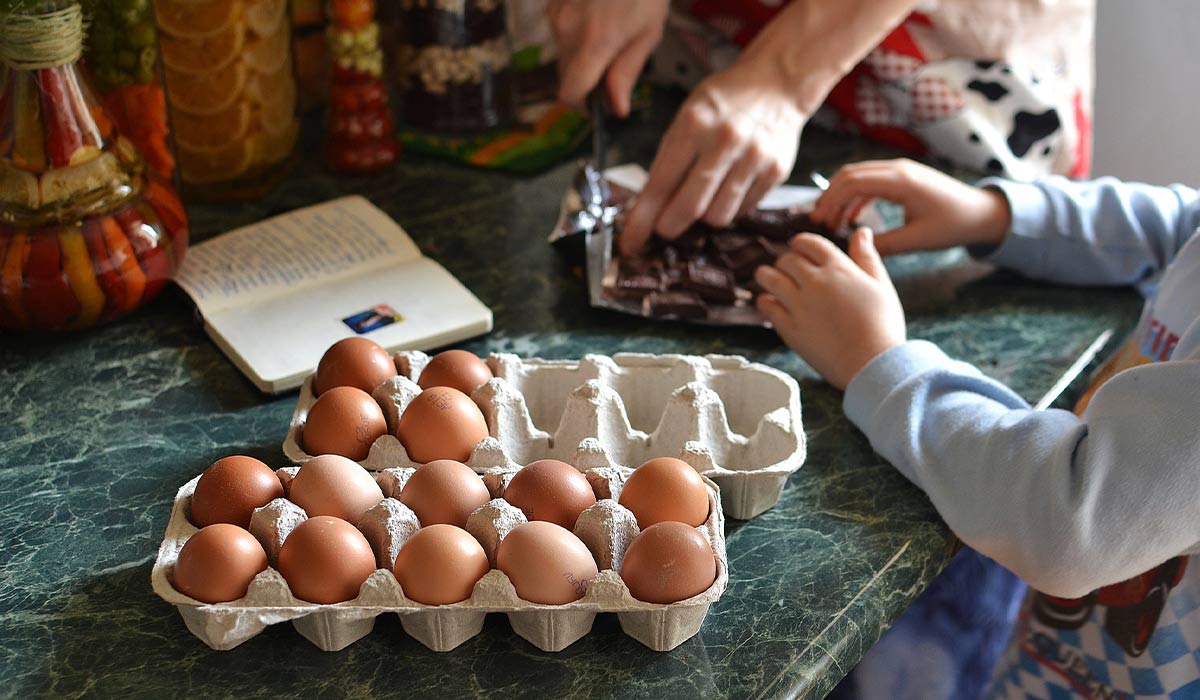 You can get your kids to help you prepare the ingredient or put the decorations on the cake.