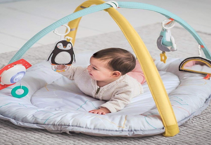 Adorable musical cosy gym perfect for newborn that helps development.