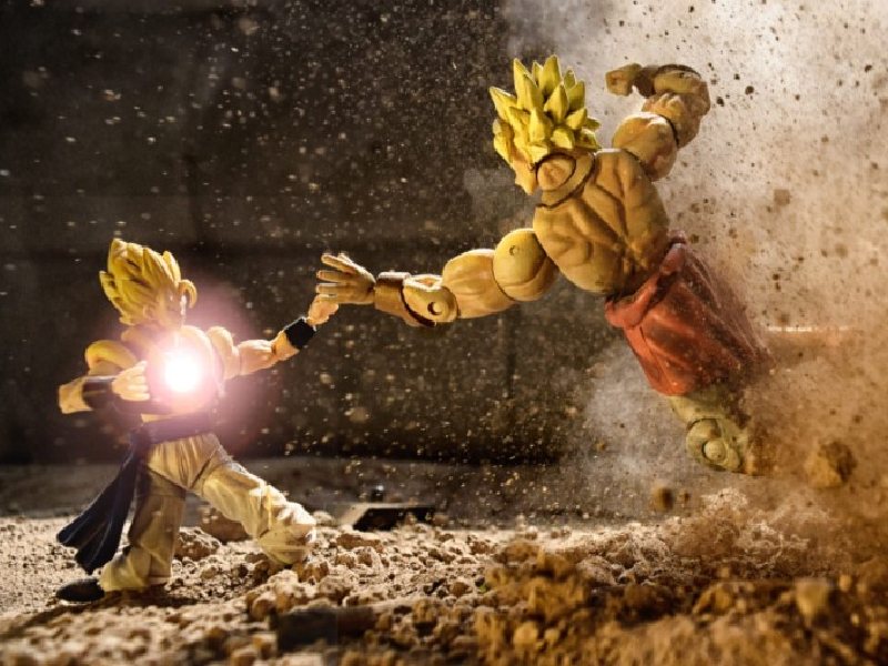 Dragon Ball characters fighting.