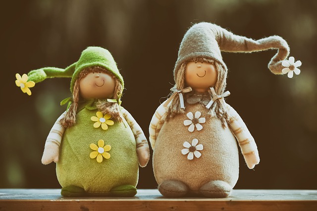 Smiling female rug-dwarves.