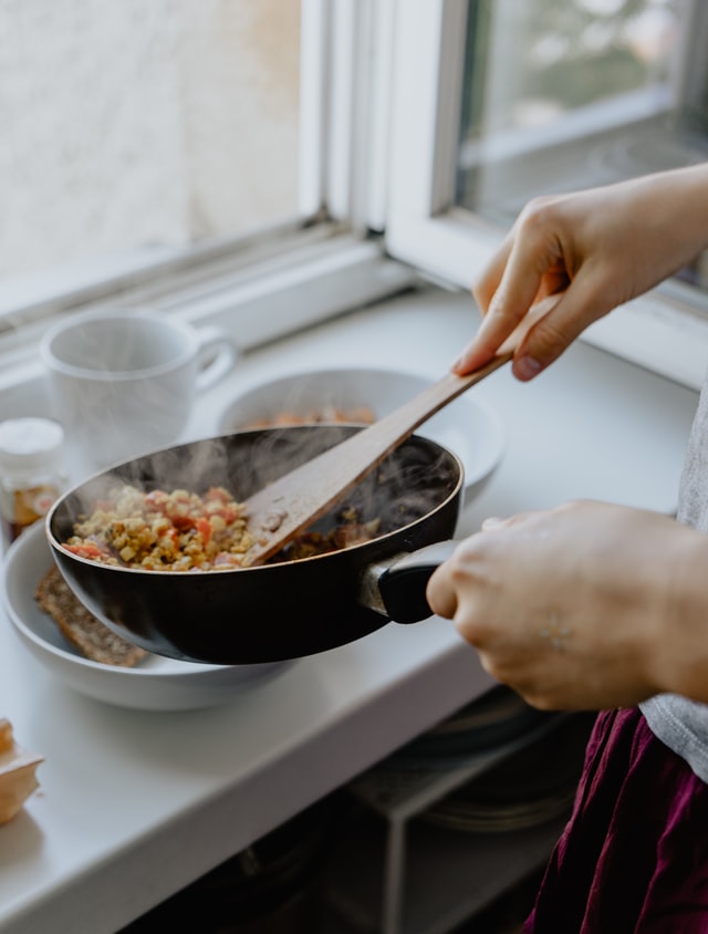 Cooking puns can make a dish more tastier.)