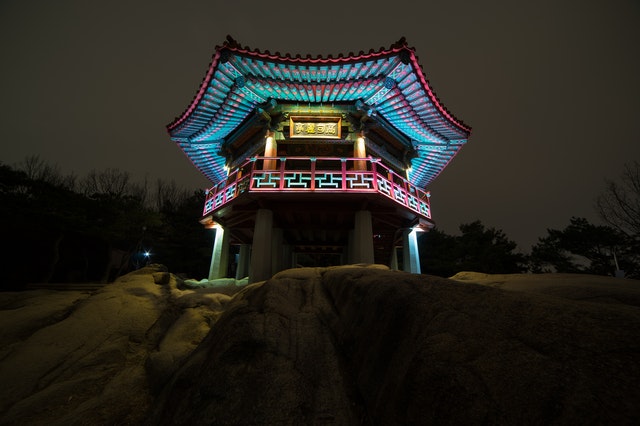 Traditional buildings in Korea are popular tourist attractions.
