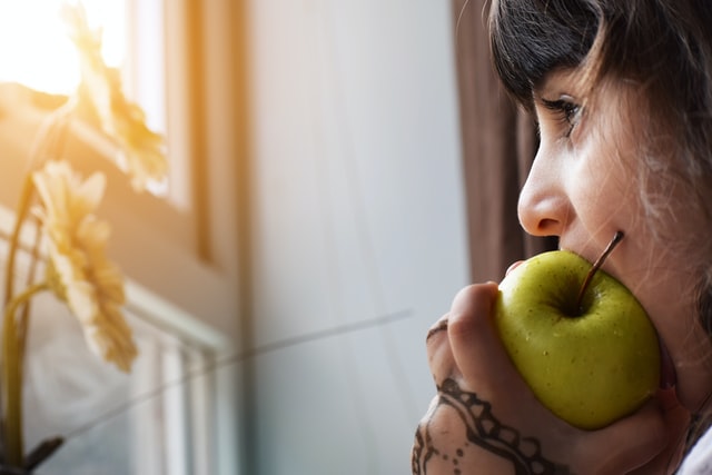 Many youngsters like to use funny apple puns for autumn captions.