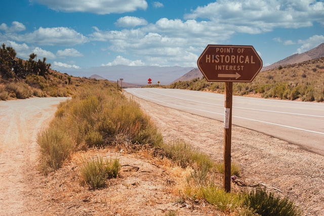 Do not miss the signs of puns and jokes for a hilarious and memorable trail with your people.