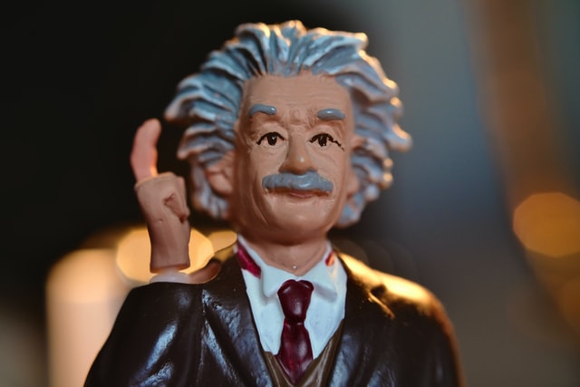 Albert Einstein had an IQ of 160 and clearly had a great mind and brain.