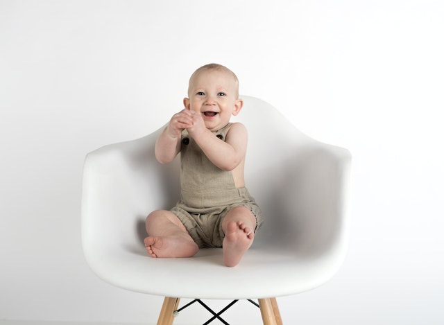 Snapping a good passport of your baby can be hard, make sure to use a plain background for your shoot!