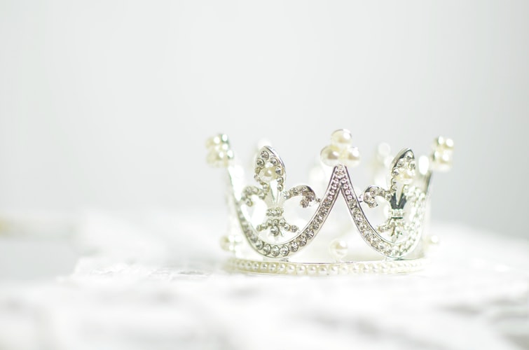 In her book 'Queen of Shadows' the story revolved around the crown.