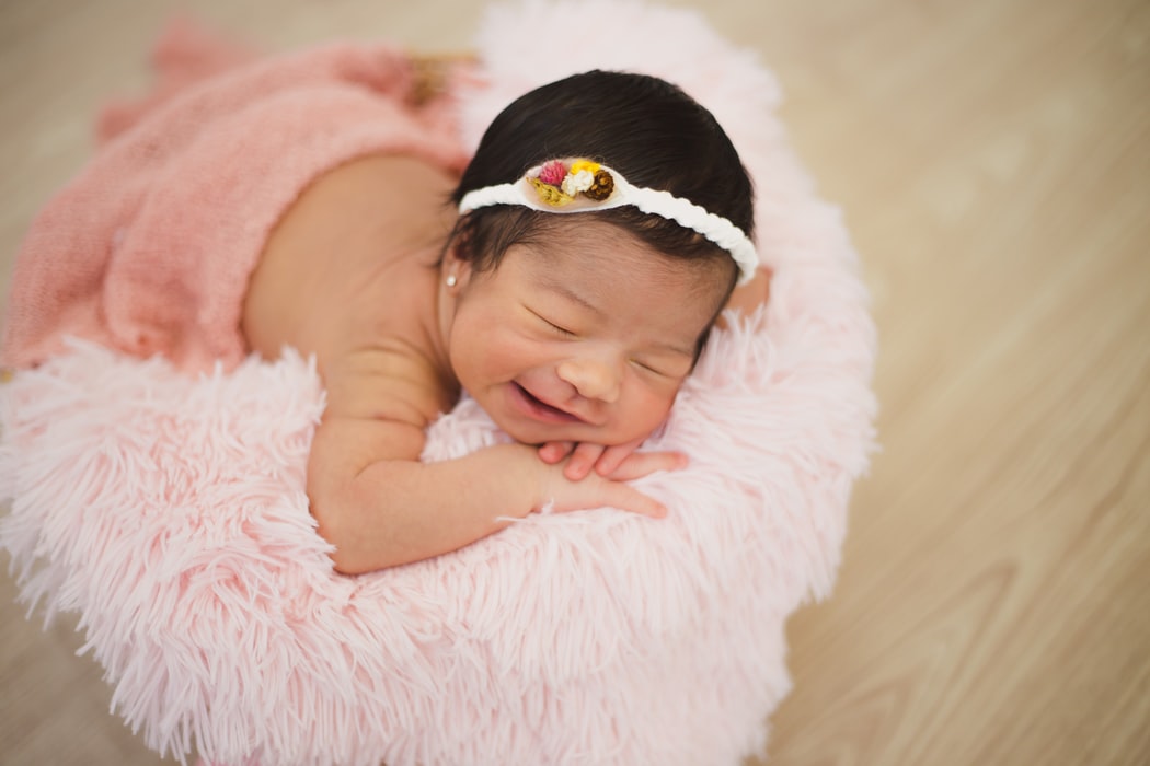 Vary the textures and surfaces on which your child rests on their belly, making sure it's comfortable!