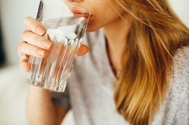 Drinking cold water before bed can help new moms to manage postpartum night sweats.