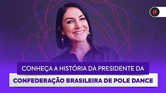 Mulher sorrindo em fundo roxo com letreiro dizendo "Conheça a história da Presidente da Confederação Brasileira de Pole Dance"