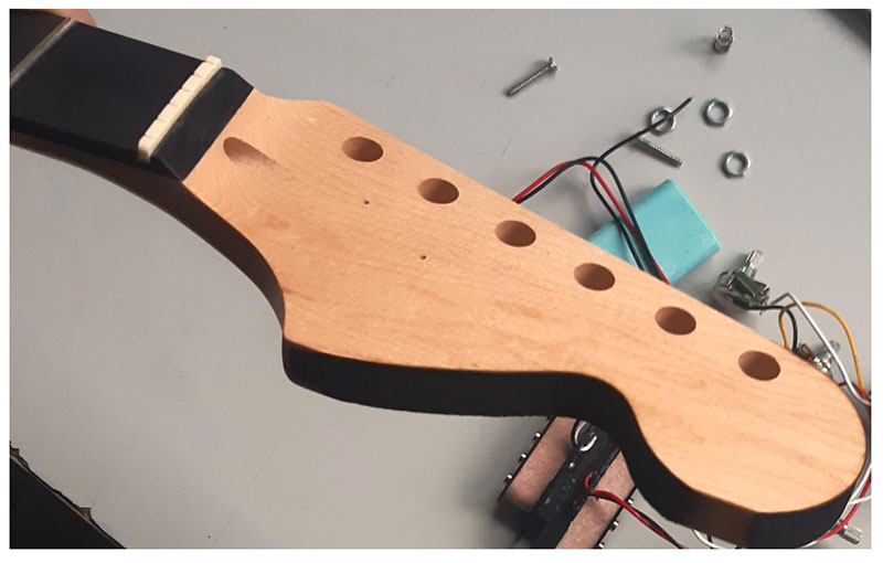 retouche peinture tête strato guitare en kit