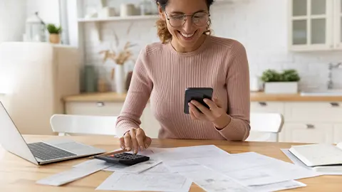 Mujer administrando las finanzas en su escritorio