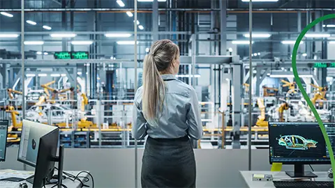 mujer mirando la producción en fábrica