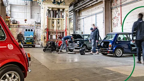 Fábrica de mantenimiento de MINI con personas trabajando en los coches