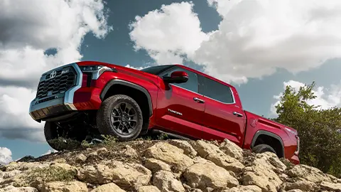 Camión Toyota Tundra rojo en una colina rocosa