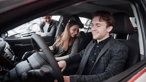 pareja sentada dentro de un coche eléctrico