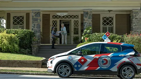 Dominos entrega un automóvil estacionado frente a su casa