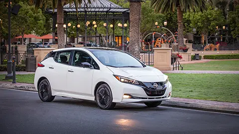 Nissan Leaf 2023 estacionado cerca de un parque