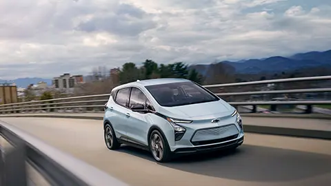 Conducción exterior completa del Chevy Bolt al aire libre. 