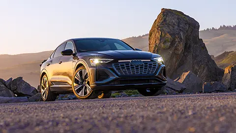 Audi Q8 Sportback e-tron 2024 en Daytona Grey Pearl (edición de lanzamiento)