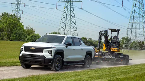 Revisión de la Chevy Silverado EV: remolcar maquinaria pesada por un campo