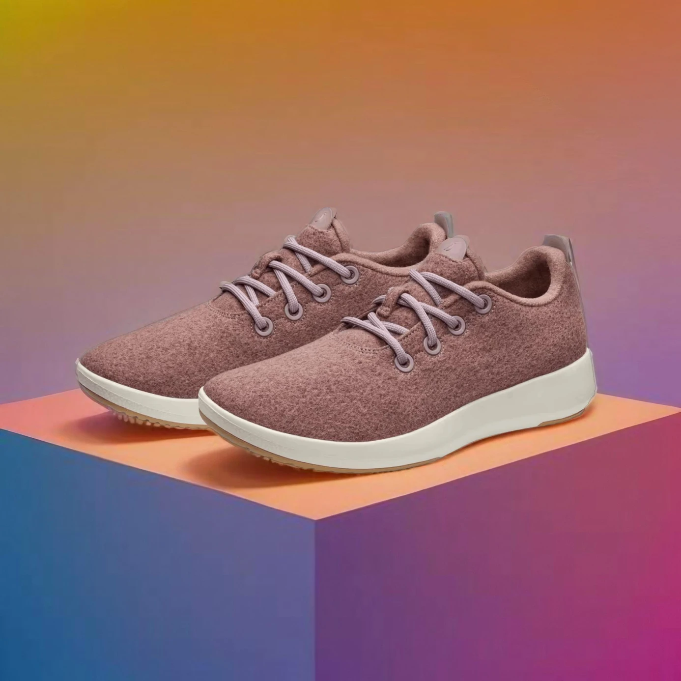 Product photography with AI - Free Geometric background prompt for Shoes
