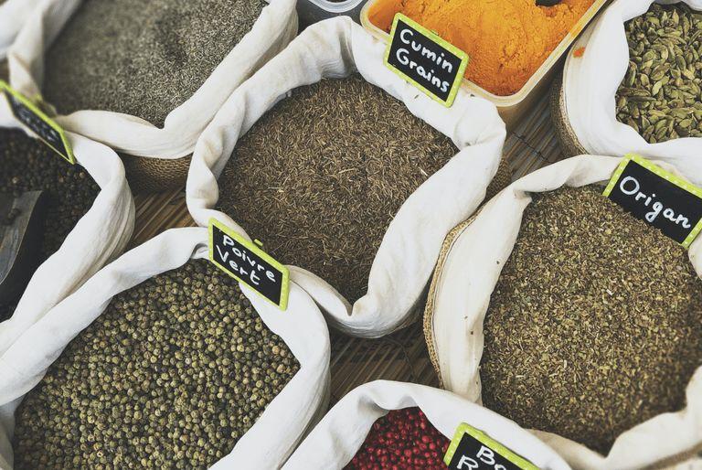 Spices presented in bulk bins as a way of reducing the use of plastic waste.