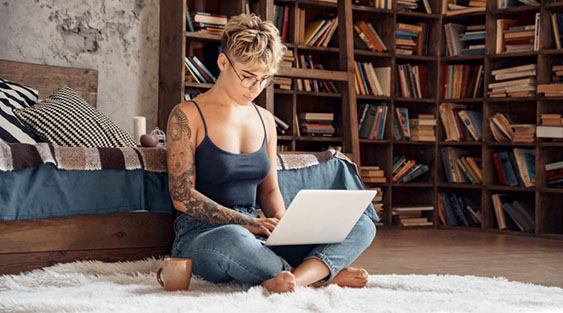woman side hustling