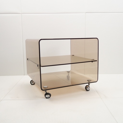 table basse en plexi sur roulettes