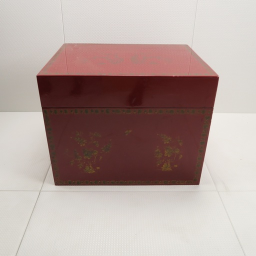 coffre en bois rouge