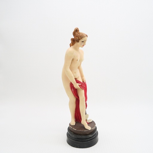 statue sur pied de femme nue avec drapé