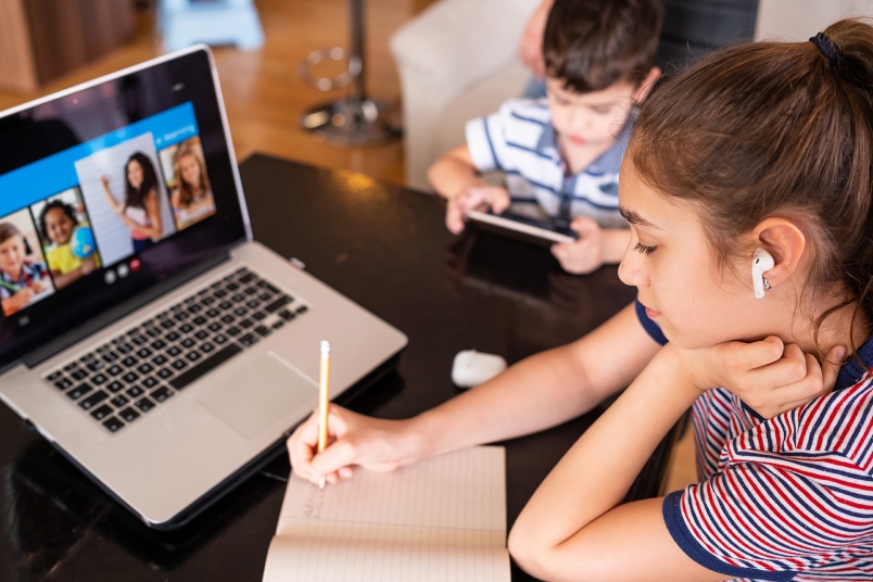 students virtual learning from home