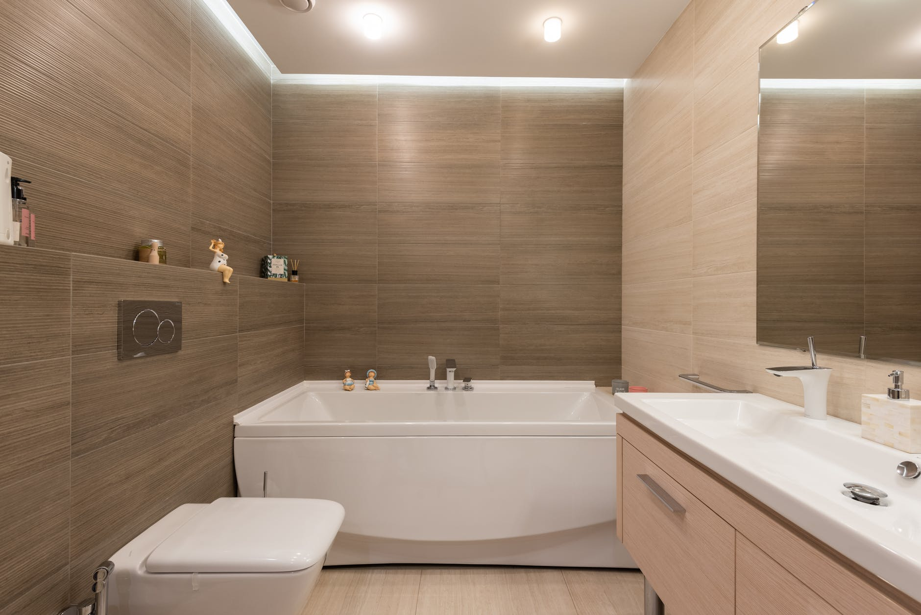 Wood-mimicking tiles in bathroom