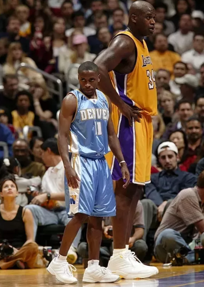 Earl Boykins posted up next to Shaq