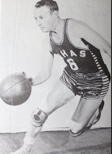 Louis Klotz doing a fake out in his earlier years of basketball