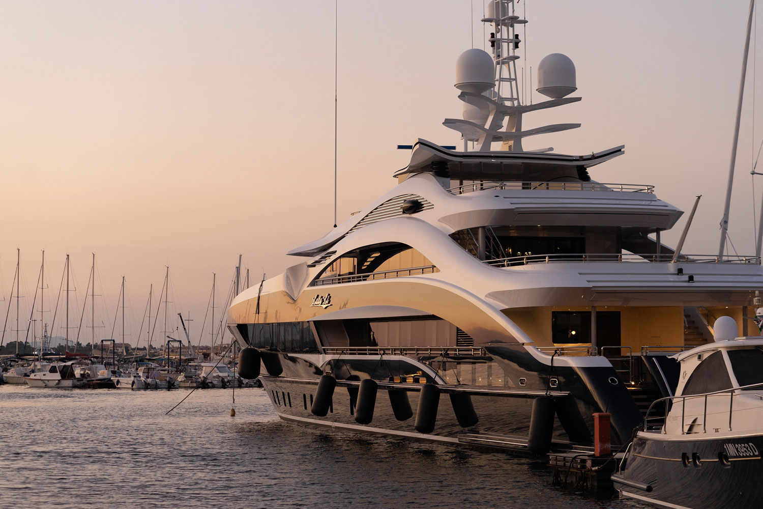 Jerry Jones Spends NFL Draft on His $250M Super Yacht - Malone Post