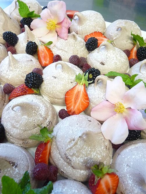 Meringue and summer fruits NOSH