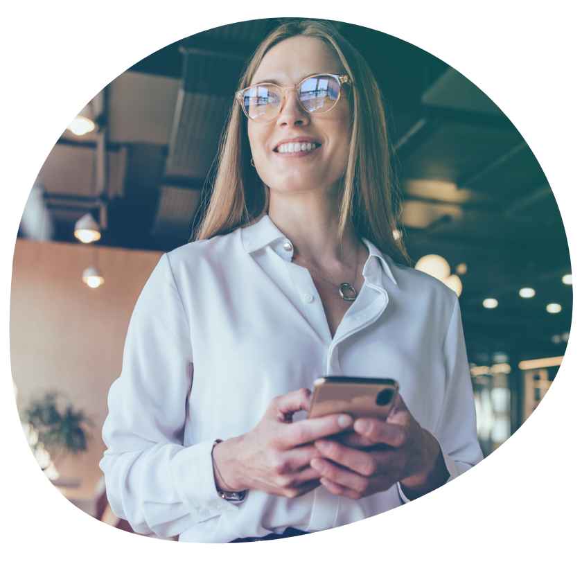 Eine Frau ist sichtlich zufrieden nach der einfachen und schnellen Installation der digitalen Personalakte von Haufe. Die beeindruckende Benutzeroberfläche hat sie begeistert und sie freut sich darauf, die Vorzüge dieser effizienten und zeitgemäßen HR-Software voll auszuschöpfen.