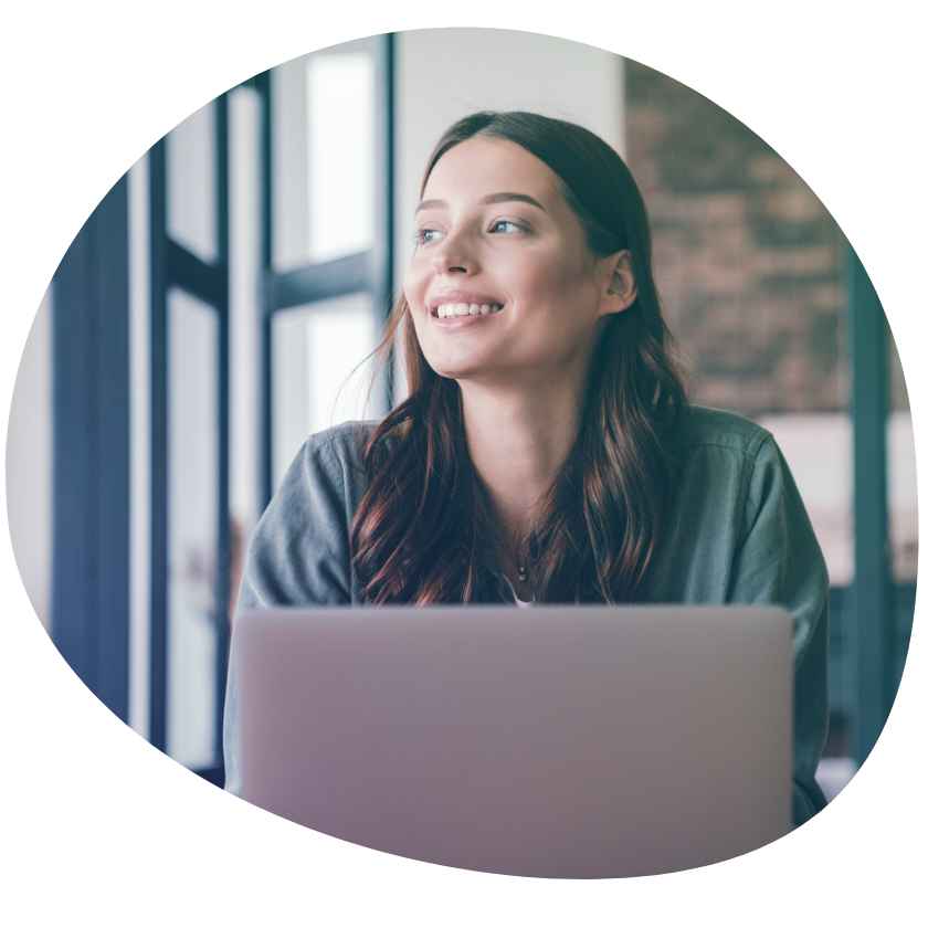 Eine zufriedene Frau blickt aus dem Fenster und freut sich über die verlässlichen Vorlagen der digitalen Personalakte von Haufe.