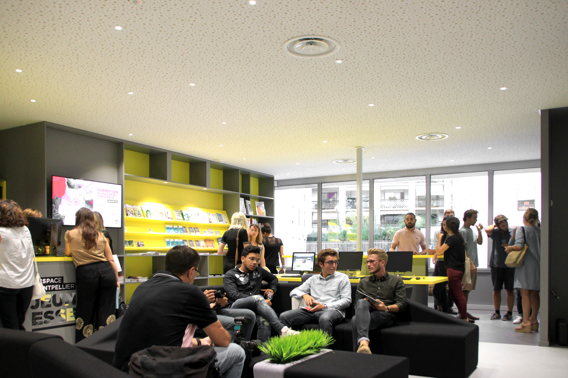 Espace jeunesse accueil lounge montpellier studio jaouen Espace jeunesse accueil lounge montpellier studio jaouen