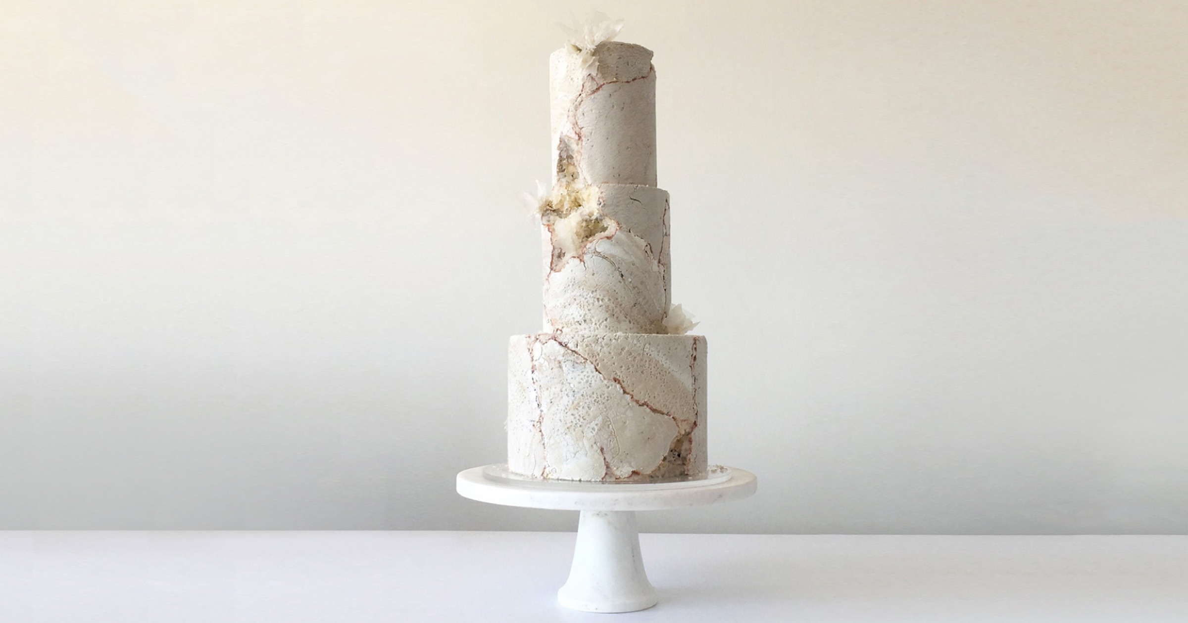 Мраморный декор торта. Торт мрамор. Торт с мраморным эффектом. Торт мрамор. Свадебный торт с разводами.