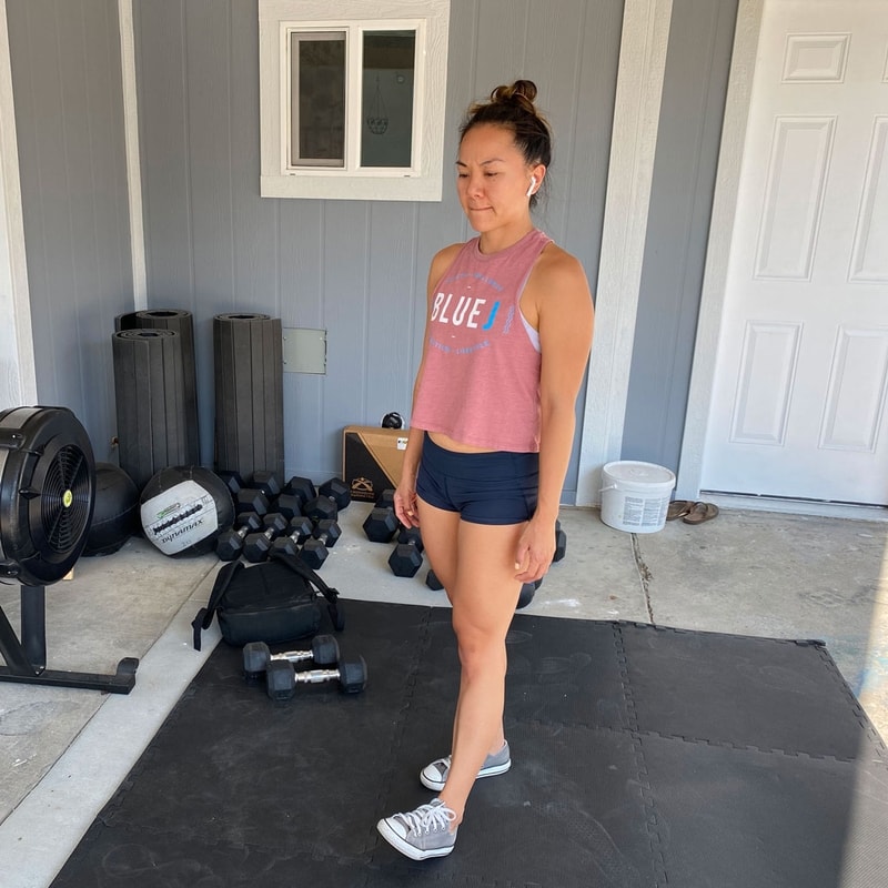 Staggered-Stance Hip Hinge - Gymparty